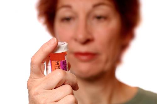 image of lady holding statin drugs